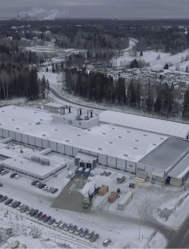 โรงงานการผลิต Gävle, Sweden โรงงานการผลิต Gävle, Sweden โรงงานประวัติศาสตร์ของเราในเมืองเยฟเล ประเทศสวีเดน ตั้งอยู่ห่างจากกรุงสตอกโฮล์มไปทางเหนือเพียง 200 กม. โรงงานในสวีเดนของเราเน้นที่ลิฟต์ที่เข้าถึงได้ง่ายสำหรับตลาดยุโรปเป็นหลัก โดยมีลิฟต์บ้านระดับไฮเอนด์รุ่นพิเศษ